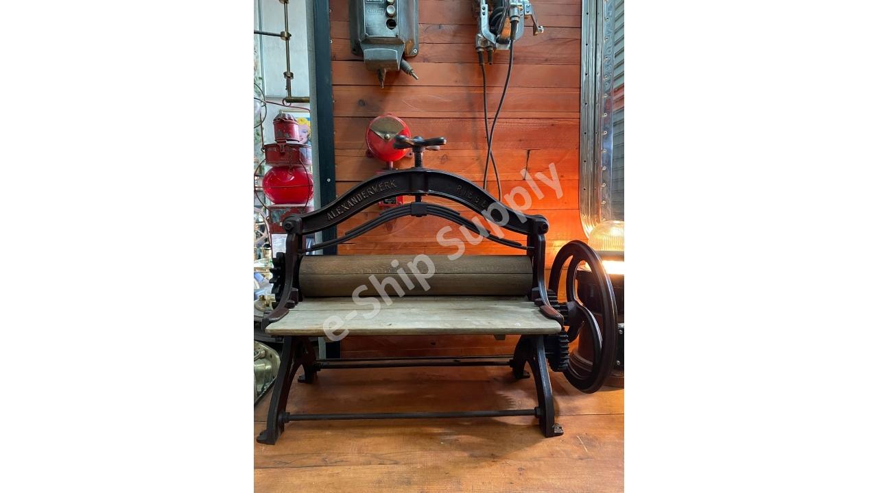 Alexanderwerk Werk marka çok çok temiz durumda metal döküm ve ahşap çamaşır presi