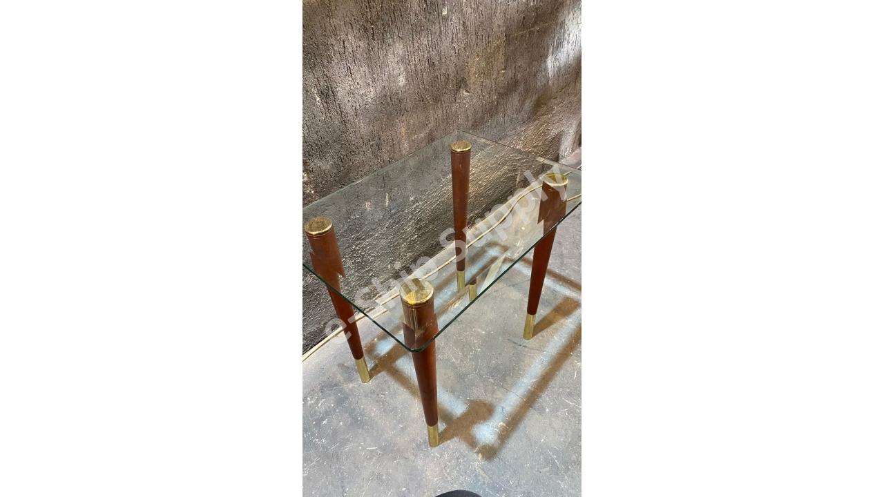 Ahşap Ayaklı Üzeri Cam ve Pirinç Detaylı Sehpa